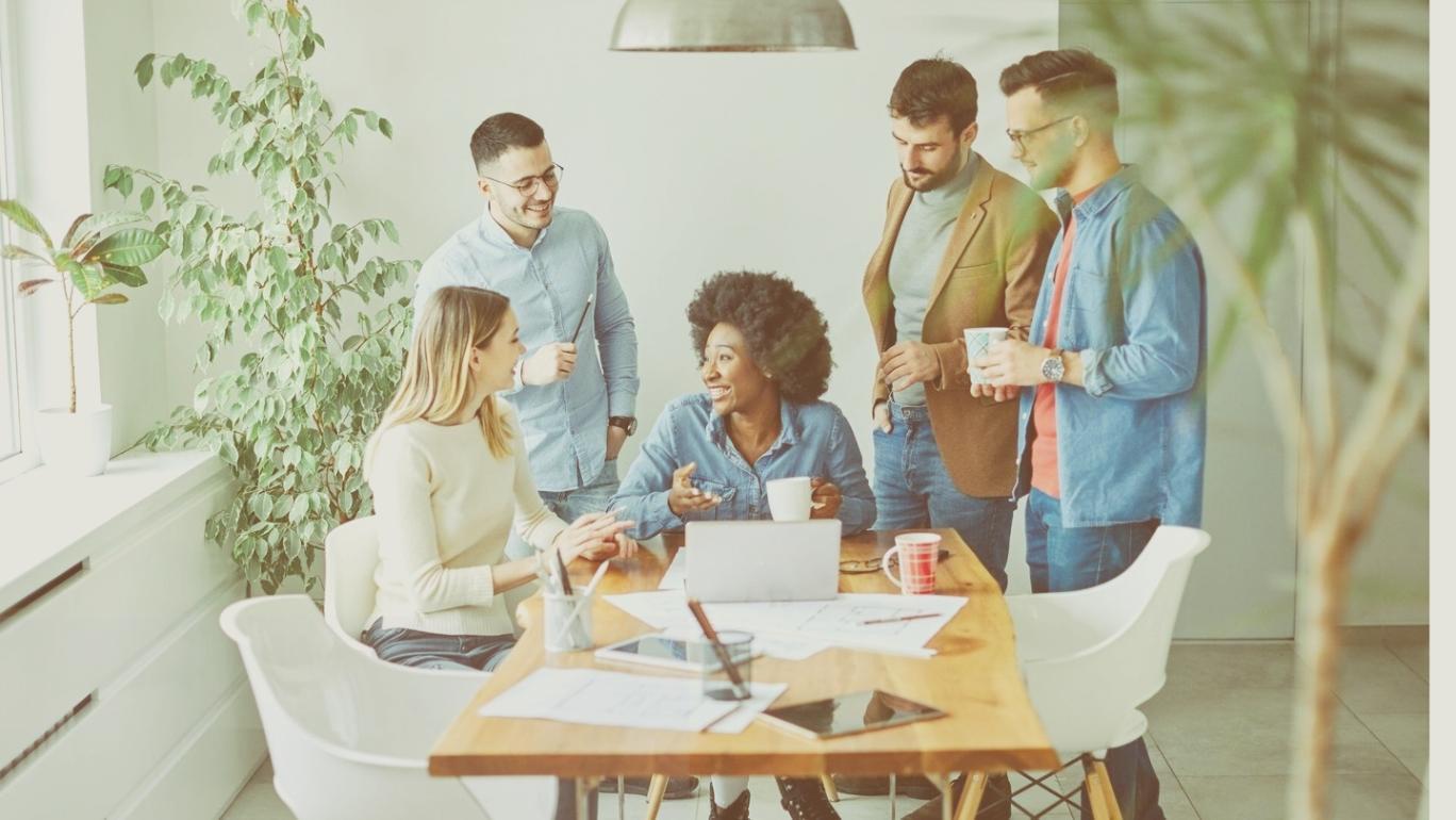 Moderne Arbeitsumgebung mit Laptop und Tablet für flexibles Lernen