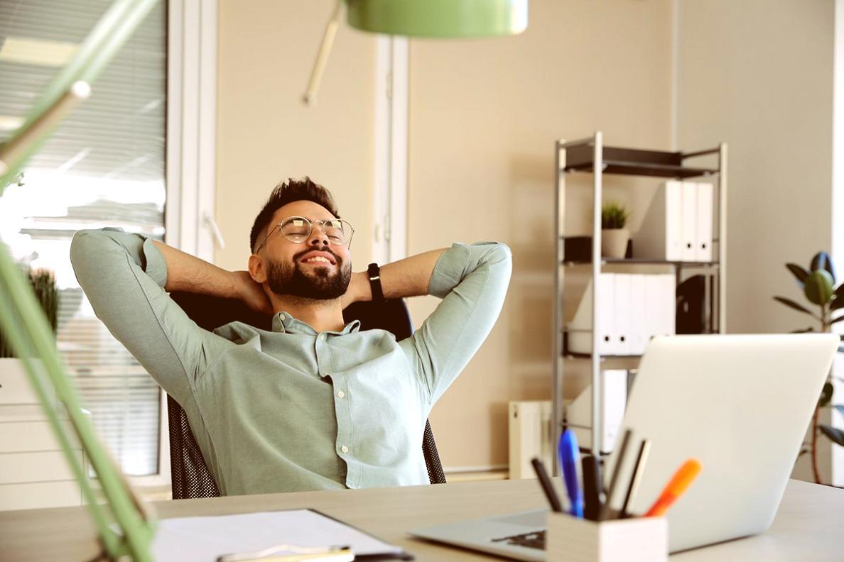 Konzentriertes Arbeiten an Finanzanalysen am Computer